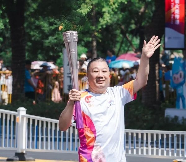 浙江李子园股份董事長(cháng)李國(guó)平先生圆满完成杭州第19届亚运会火炬传递